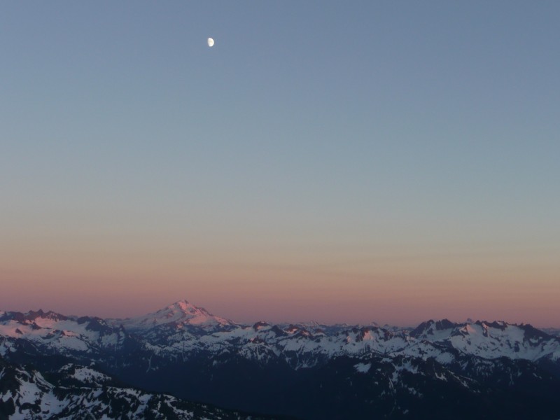 Glacier Peak : La lune, comme un point sur un i