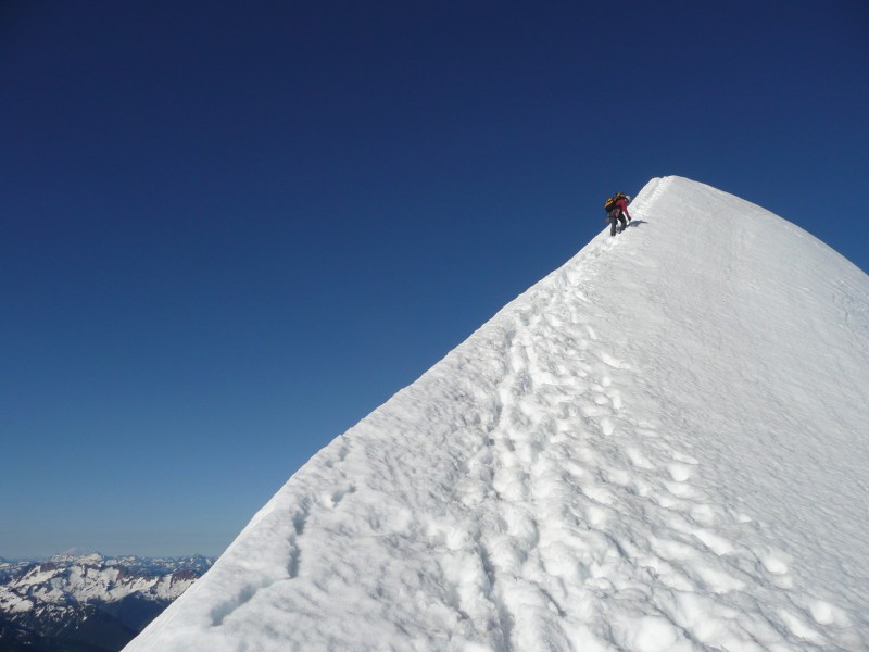 Arête sommitale : L'arête effilée menant au sommet. Autant y aller avec les skis au cas où !