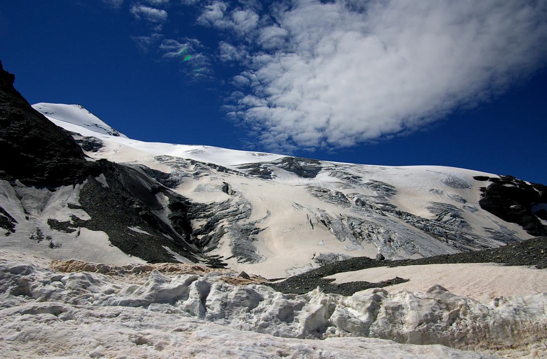Etat du verrou glaciaire 19/07 : Etat du bombement d'accès au centre du glacier de la Sassière. Une banquette orientée NE a conservé sa couverture nivale.
