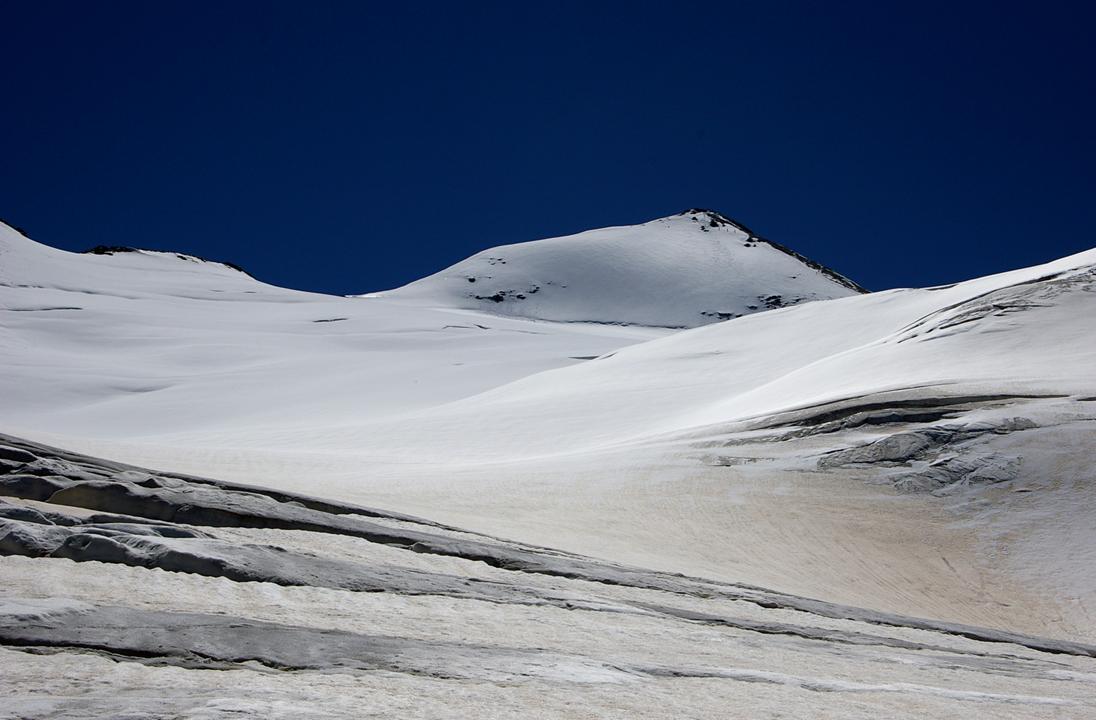 Sur le glacier de la Sassière : Le grand vallon central du glacier... avec le passage entre la neige "rouge"... et la haute altitude blanche.