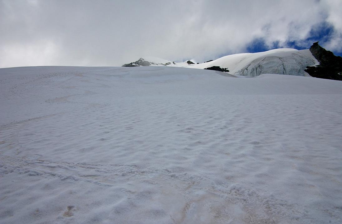 Virages plus faciles : Un passage plus facile à skier. 5 cm de fraiche dégelée, sur la neige rouge du printemps.