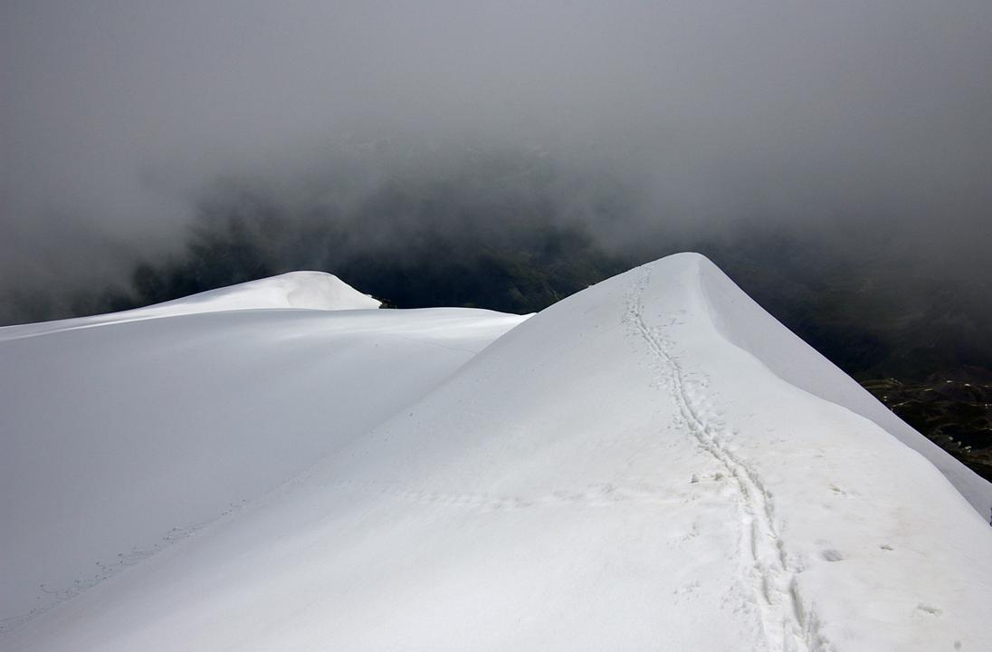 Trace de montée sur le plateau : La course est gagnée... un peu de détente de se trouver en ce lieu, avec de la neige fraiche qui colle aux peaux. Vigilence pour tenir l'horaire, dans un ciel qui pourrait s'électriser!