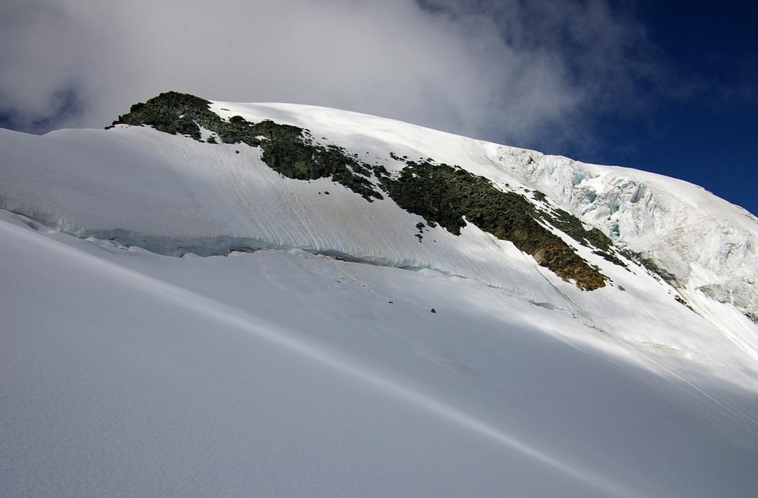 Le bastion : Au printemps, la descente de la Sache par ce bastion, puis par le glacier de La Martin doit vraiment être fantastique.