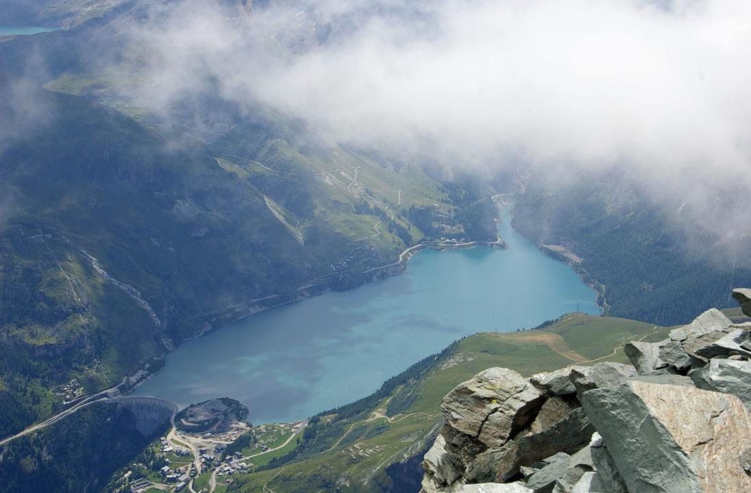 Lac de Tignes : Le barrage a l'air modeste vu du haut!
