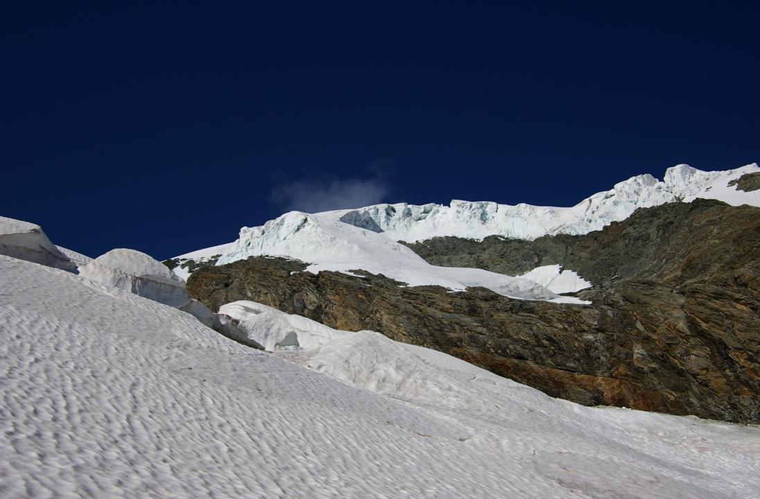 Sous les séracs : En se maintenant au centre du glacier de La Martin... on reste relativement protégé de ce qui peut débarouler de + haut.
