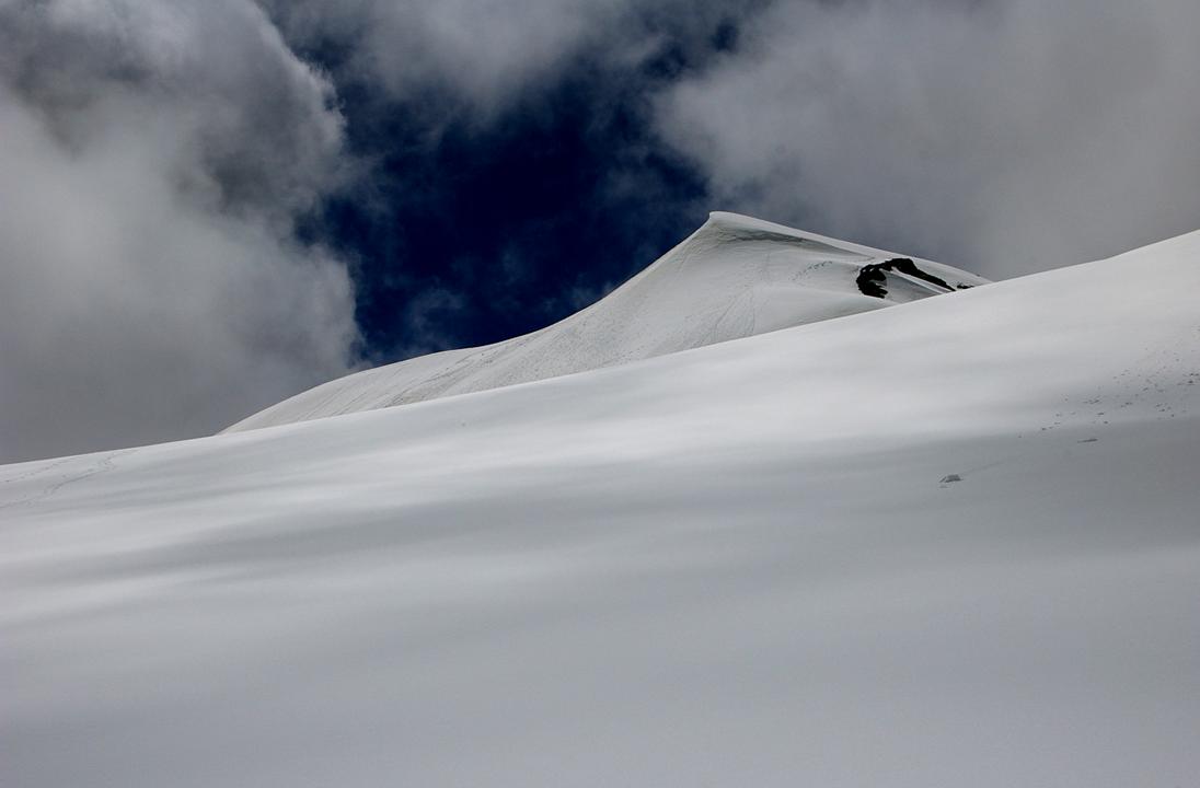 Dôme de la Sache : C'est parti à la descente. Excellente neige sous le sommet (attention rimaye imposante! à contourner à main droite en descendant), mais ensuite les 10 cm de fraiche collent à la semelle, et çà cartonne un peu!