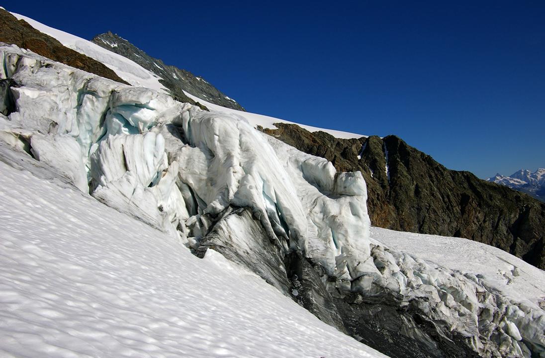 Allure du glacier de la Martin : Début des névés qui touchent le glacier. On chausse!