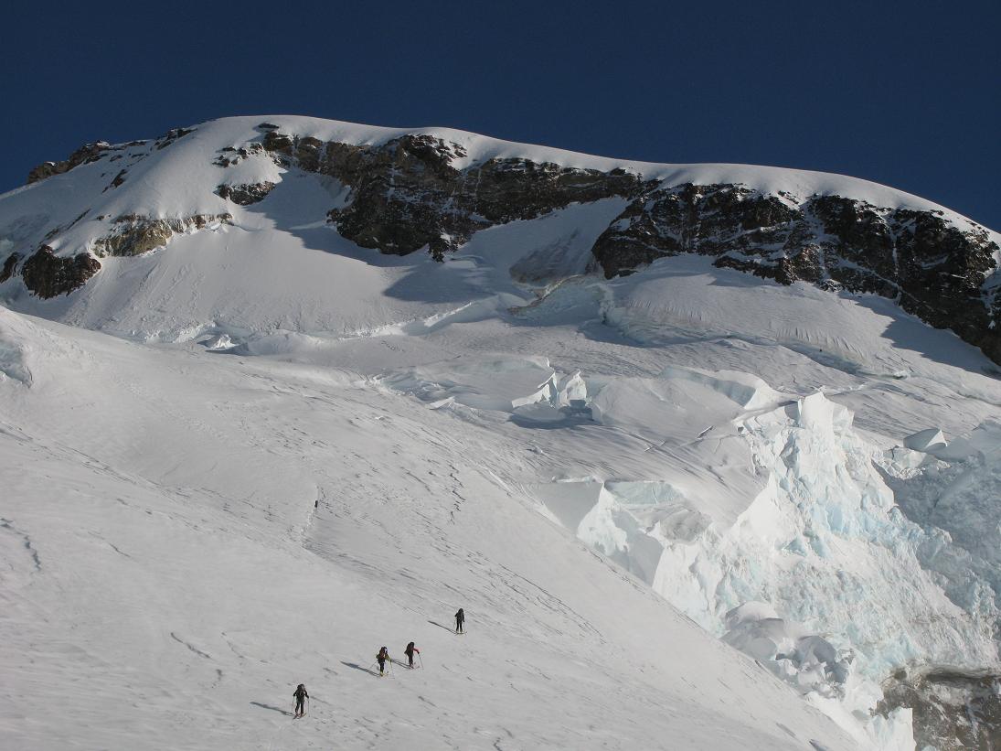 en s'approchant du col : entourés de glaciers on chemine vers le col dans des pentes débonnaires.