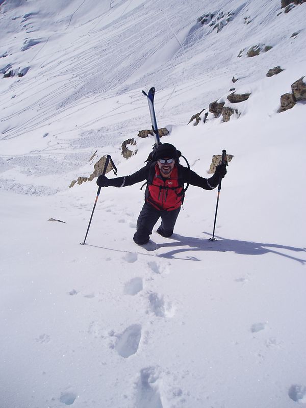 Montée du verrou : Ski sur le dos pour ce petit passage raide