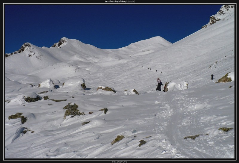 Au loin, le sommet : La 2nd vallon avec le sommet au loin, depuis le croisement de la route du Galibier.