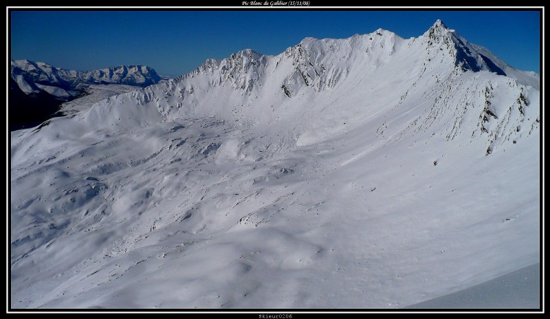 Pic des Trois Evêchés : Vue depuis le sommet sur l'itinéraire du Pic des Trois Evêchés. Assez bien enneigé, de nombreuses traces.