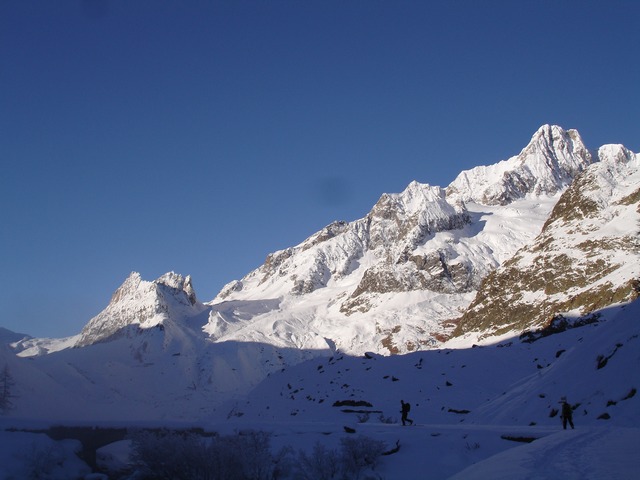 Val Veny : Il fait froid mais ce vallon est vraiment sauvage. Au fond, l'aiguille des glaciers.