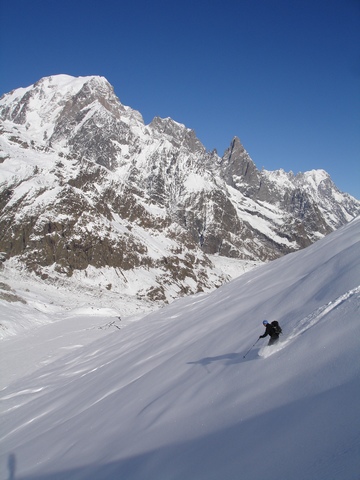 col de chavannes : Poudre sur fond de versant sud du Mt Blanc