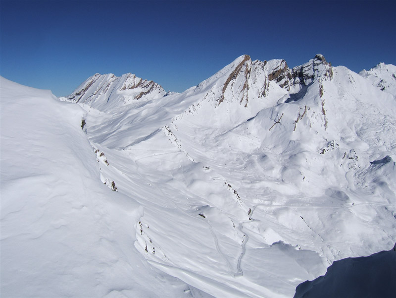 Punta Dell!Alp : Col de l'Agnel, on dirait que la route a été damé tellement il y a du monde.
