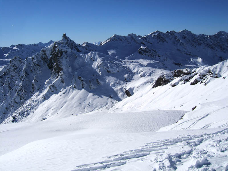 Punta Dell!Alp : Le Col de St Véran dominé par la Tête des Toillies.