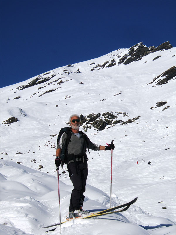Punta Dell!Alp : J.P. pose devant le point coté 3001m, tout au fond la pyramide blanche.