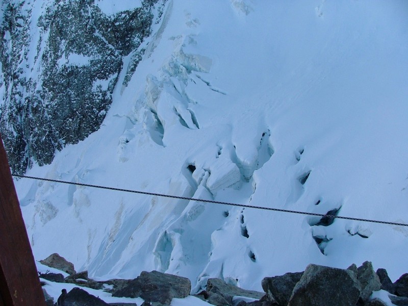 Glacier de l'homme : Les crevassses sous le refuge de l'aigle