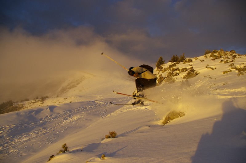 Descente, ça envoie sévère : Jean se lâche dans la descente, en arrière plan on voit le sommet au soleil.