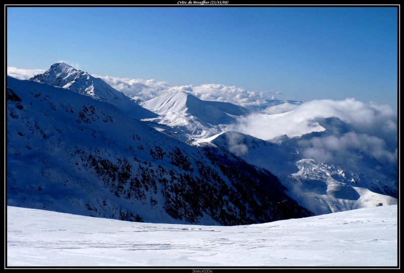 Depuis la Crête du Brouffier : Vue sur le Grand Serre, le Tabor et le domaine skiable des Bergeries (Alpe du Grand Serre).