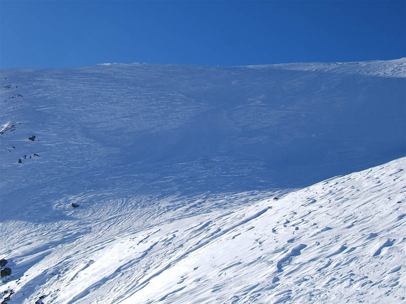 Mt Pépoiri : Pente sommitale coté E., on voie bien le travail du vent.