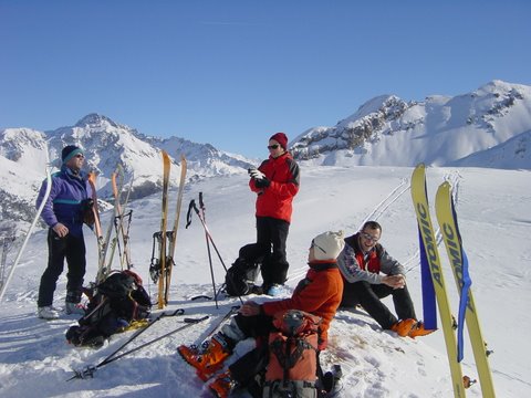 Pose casse-croute : Eric, Viviane, Monique, Thierry , Cairn05 à l'objectif