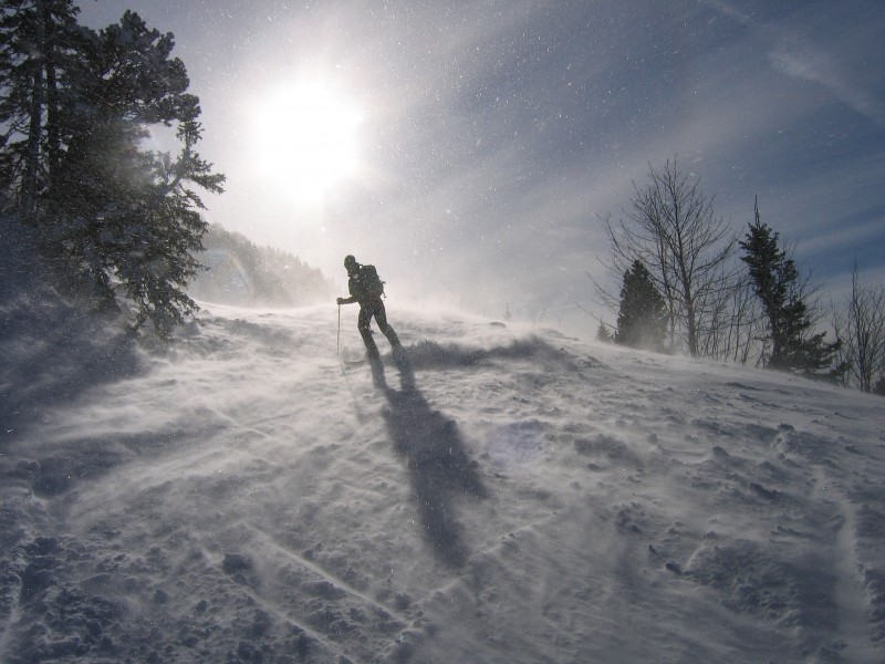 ski, vent et soleil : Descente sous les rafales