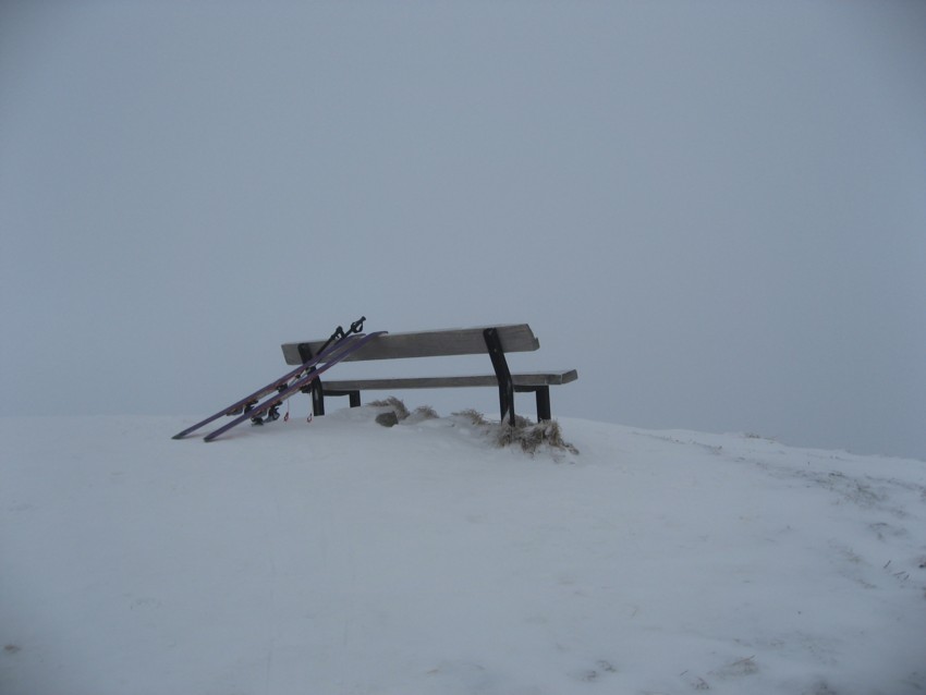 Sur Cou : Un banc bien pratique pour poser les skis, quant au point de vue : pas aujourd'hui...