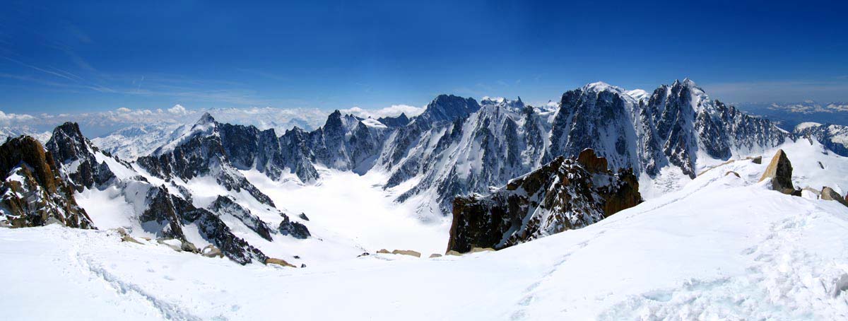 Cirque d'Argentière : Vue depuis le sommet sur le fond du cirque d'argentière, et la ligne de crête du Mt Dolent à l'Aiguille Verte.
