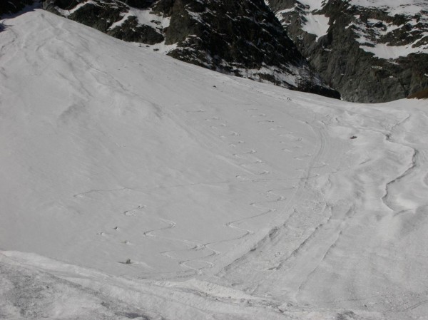 traces sympas : à la sortie du couloir, on trouve une pente vierge et non ravagée par les coulées; très sympa à skier!!