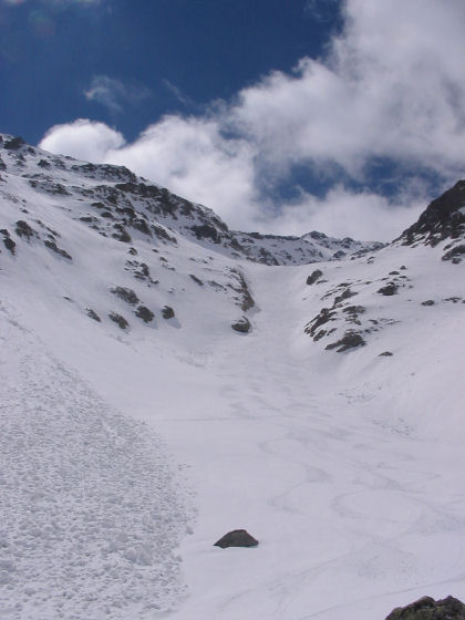 super descente : Voici le petit couloir qu'il faut pas louper à la montée, une neige vraiment superbe à skier;o)