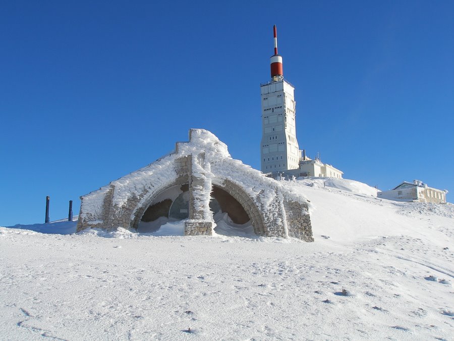 Le Ventoux : La chapelle Ste Croix habillée pour l'hiver