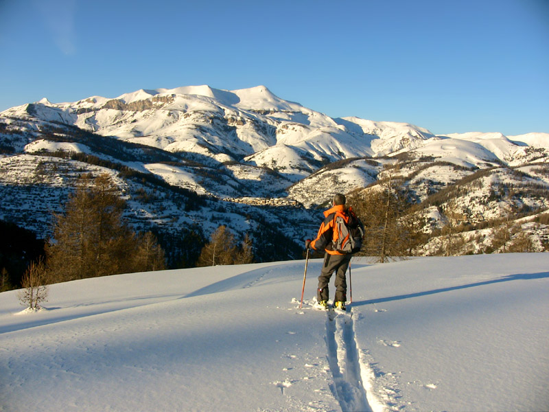 Descente dans un cadre de rêve : En face du village de Beuil et du Mont Mounier