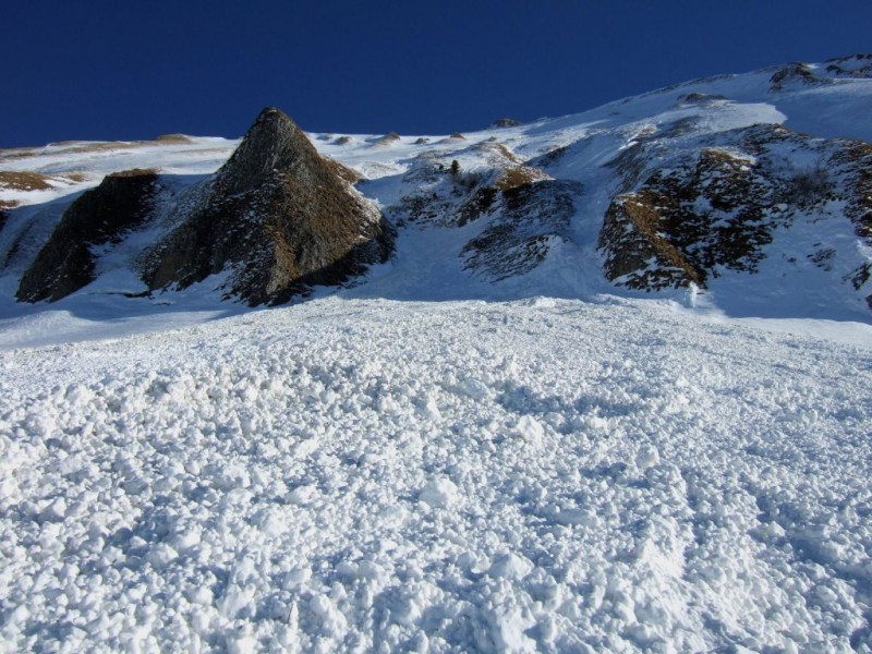 Tour du Jallouvre : Grosse avalanche sous la face Ouest du Jallouvre. Les couloirs d'accès ont été ravagés.