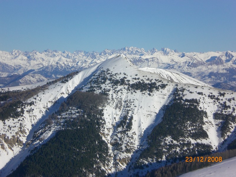 les Cimettes devant les Ecrins : Au fond, à droite ça sent la maison ! Notamment de droite à gauche on voit le Pelvoux, le pic sans nom, les Ailefroides...