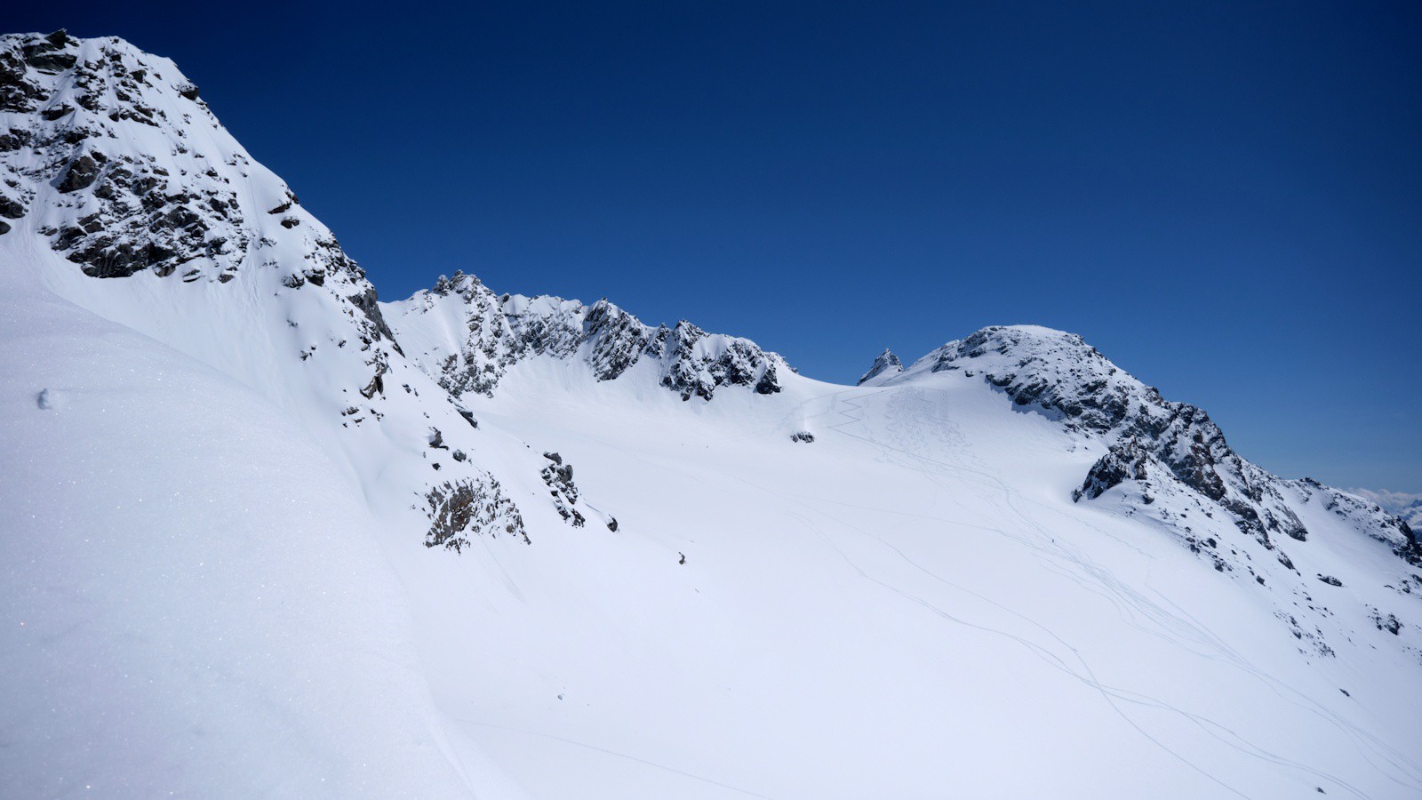 Soleil et absence de vent nous permettent de profiter du vaste panorama sur le glacier de Chavière.
