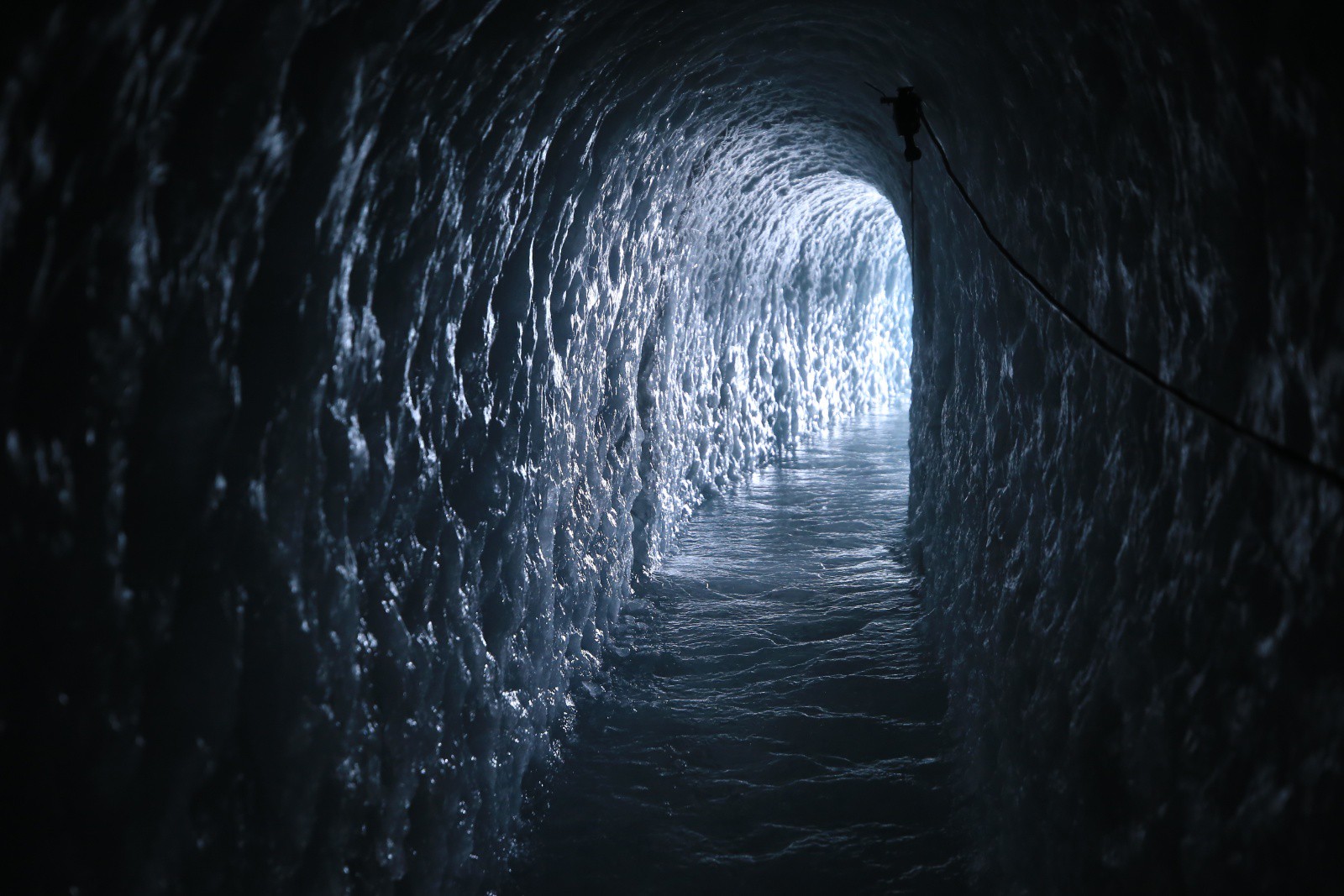 La grotte de glace taillée dans le glacier