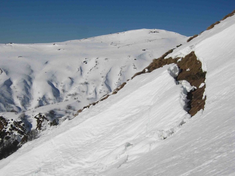 Puy de Sancy : Fissure dans le manteau neigeux en face SO