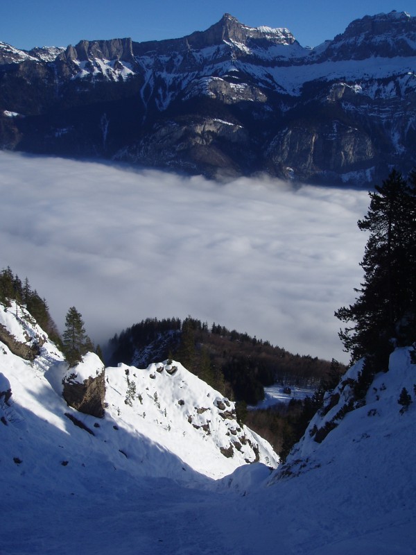 Le bas du couloir : La vallée de l'Arve dans le brouillard