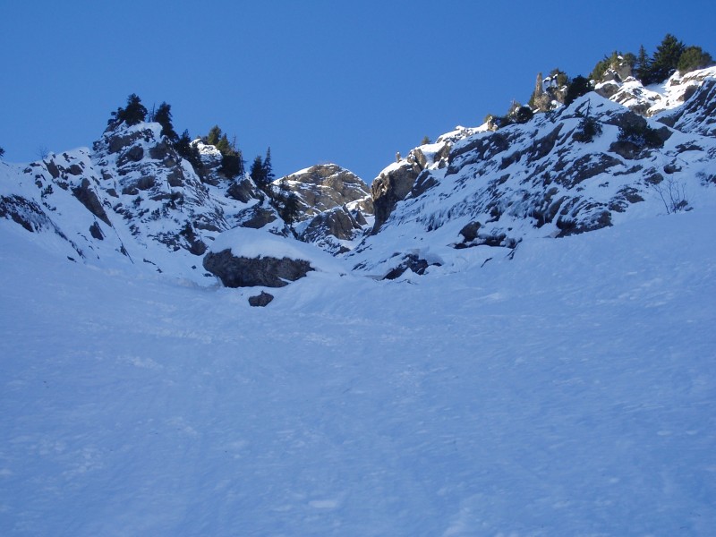Vue du haut du couloir : Le cheminement est droit devant en direction du soleil