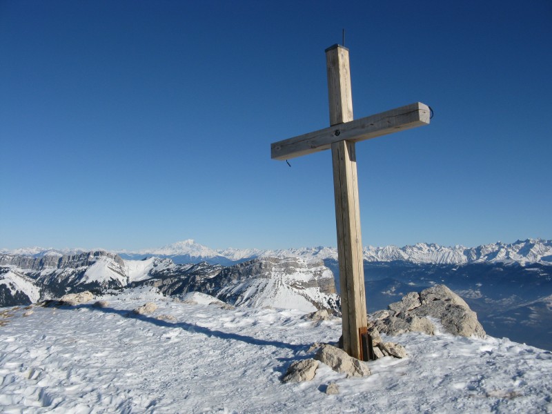 La croix sommitale : jolie vue sur le Mont Blanc