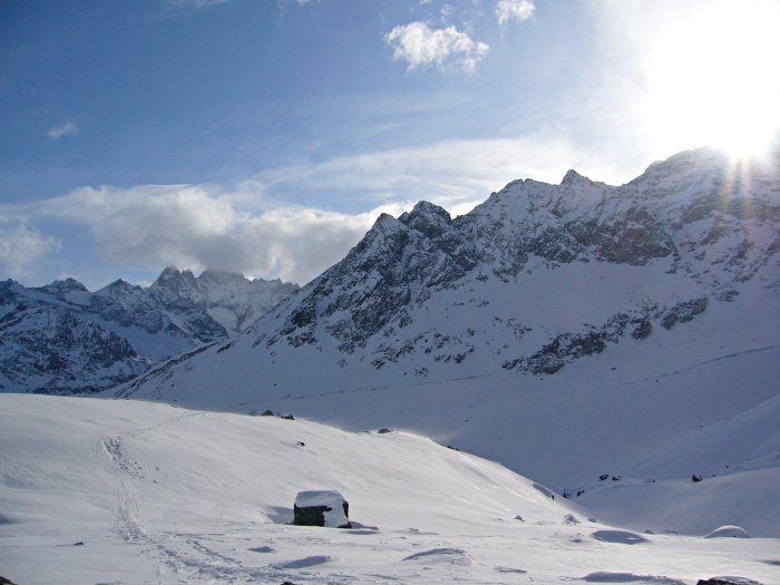 Descente : sous le contrefort du Pigne d'Arolla. Le soleil se montre enfin.