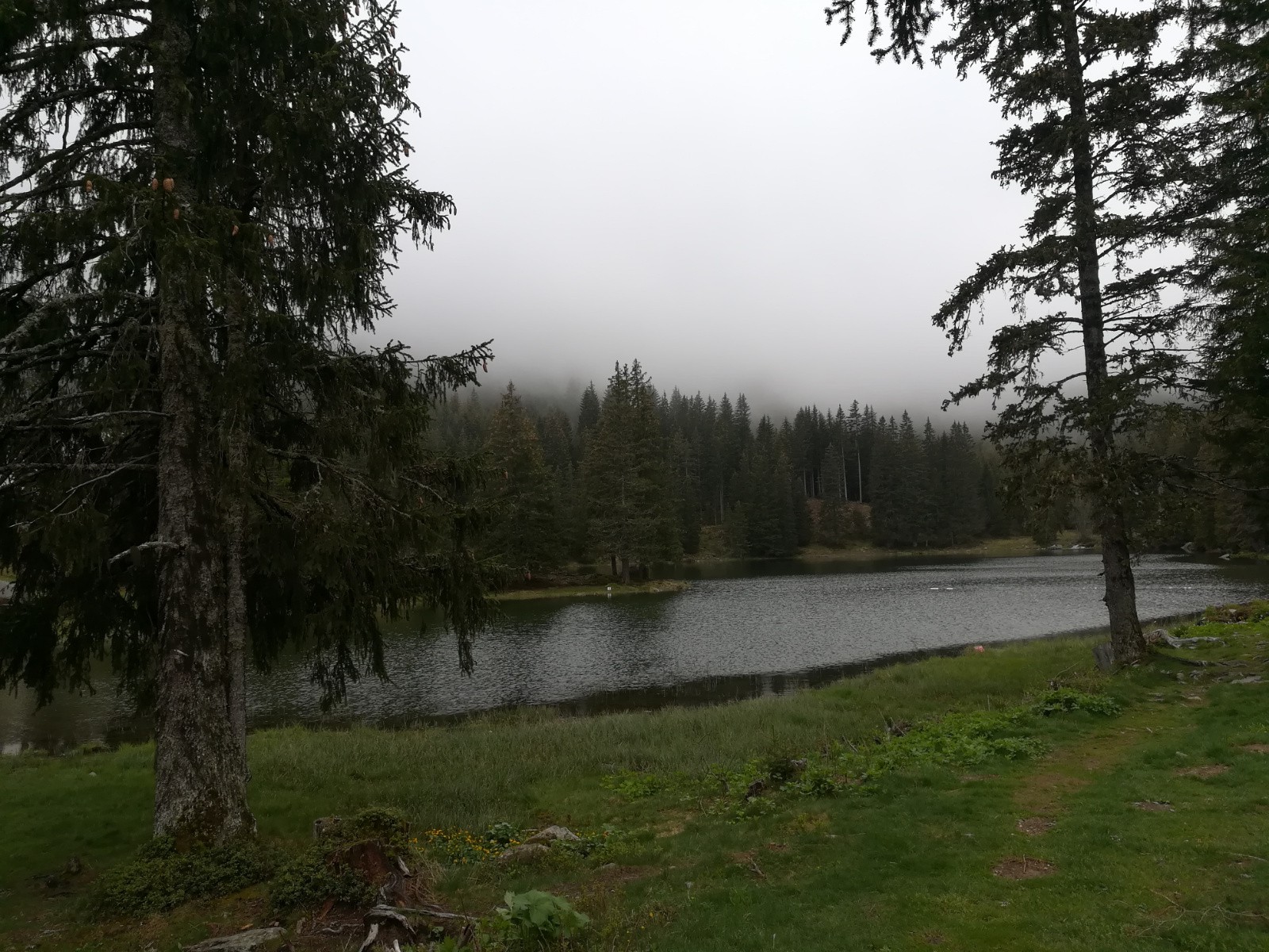 Lac du Poursollet magnifique malgré les nuages bas... Ambiance canadienne