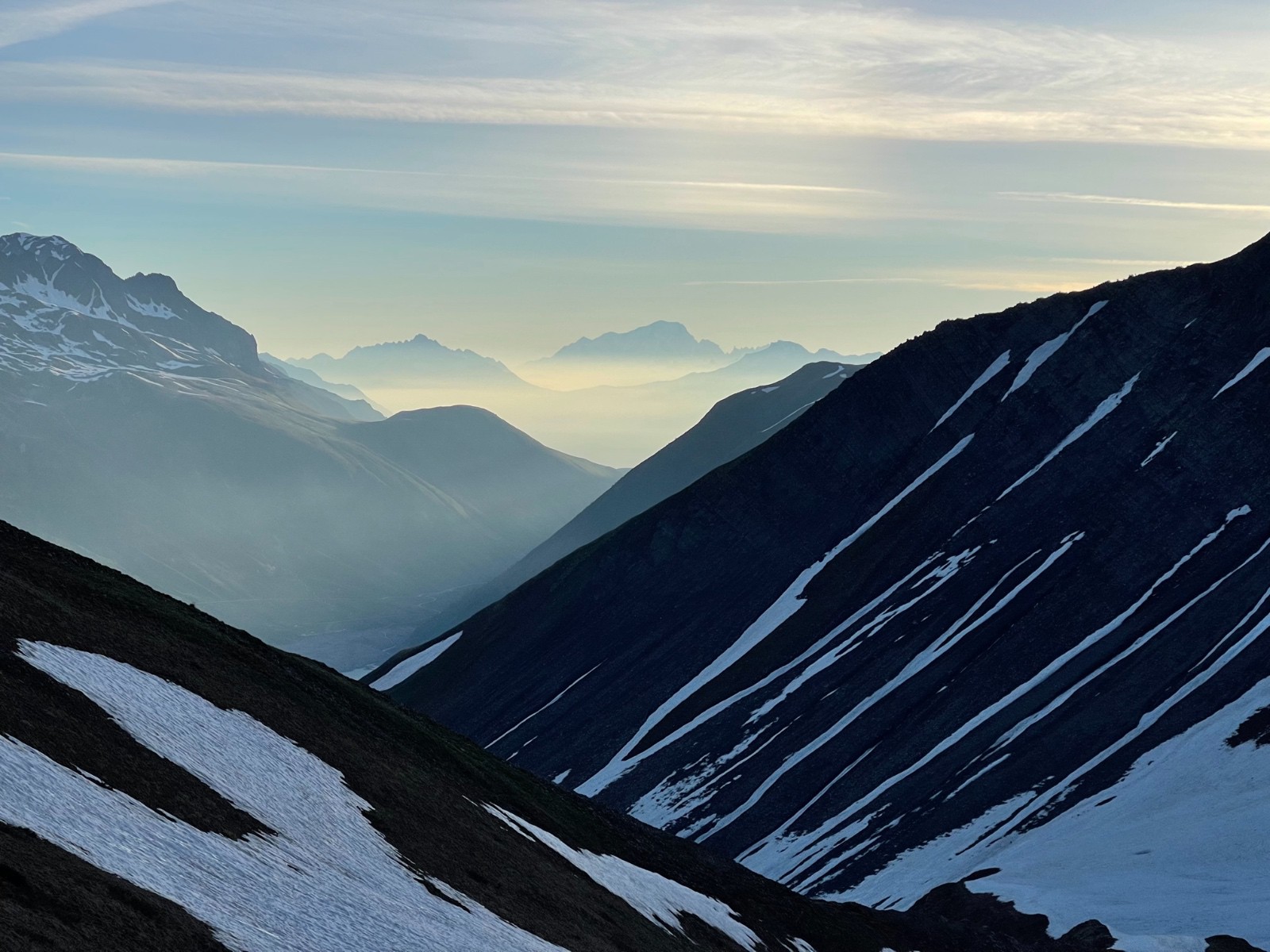 Le Mont-Blanc et le Grand pic de Lauzière émergent des nuages de chaleur, serait-ce une invitation ? 