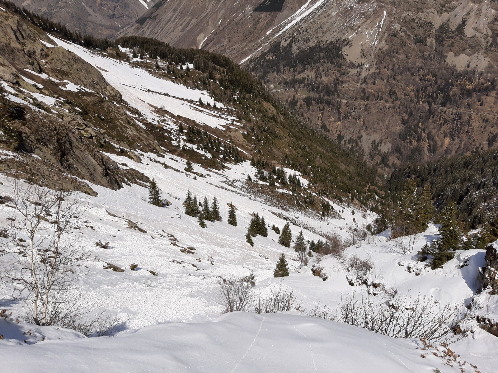 Les restes avalancheux permettant de descendre jusqu'aux environs de 1700m