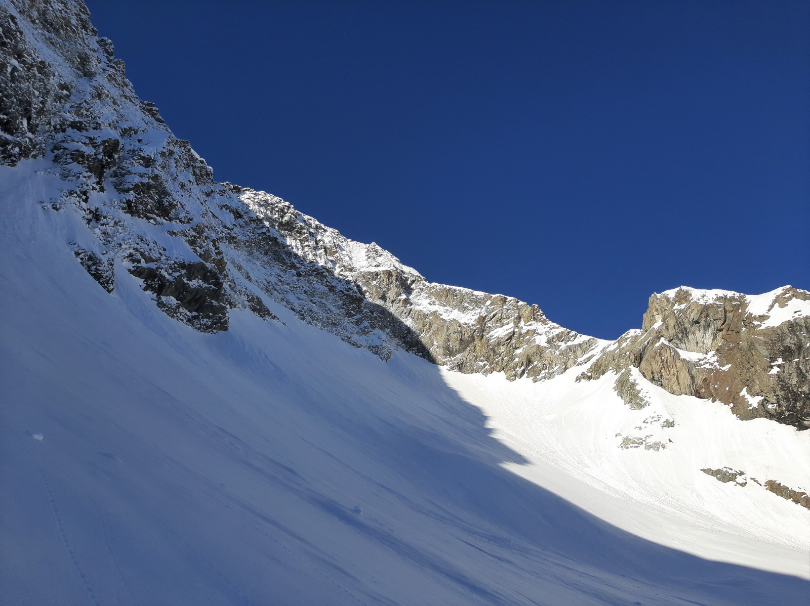 Le glacier du Pierroux et la petite écharpe de sortie (au fond à droite)