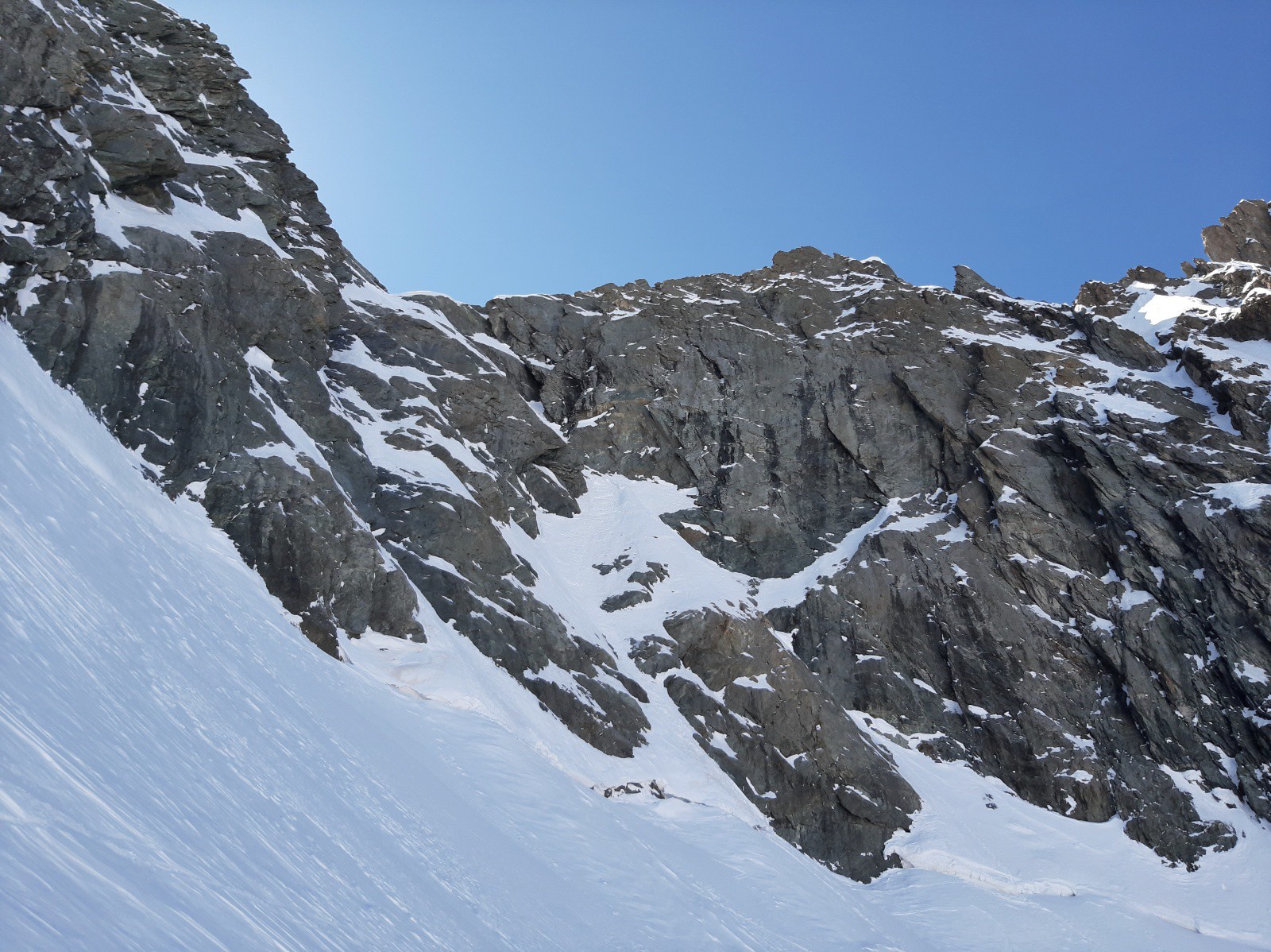 Le couloir NE du col E de l'Etret (de profil)