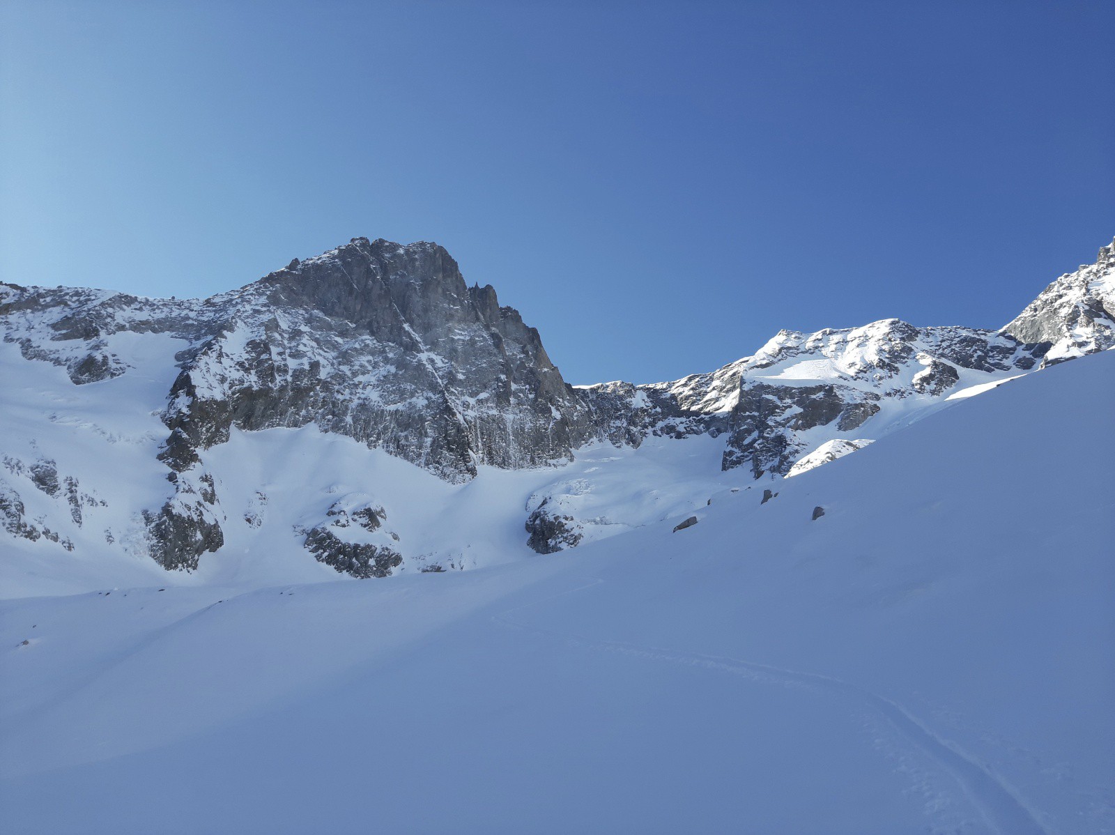 L'objectif apparaît, à droite de la Pointe du Vallon des Etages
