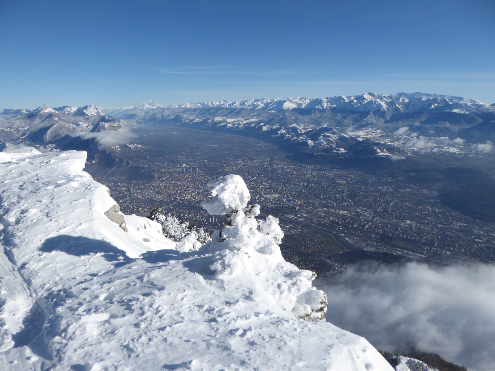 Belle vue sur Grenoble et Belledonne depuis le sommet du Moucherolle 1901m