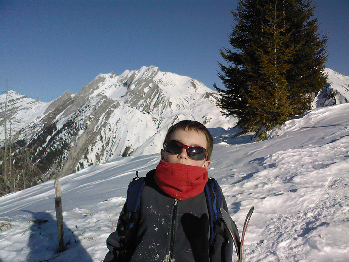 Clément devant l'Etale : On a chaussé les skis juste en-dessous du sommet.
Si tu continues à bien skier et monter, un jour peut-être nous irons au Chauchefoin ou au Coillu à l'Etale, Clément.