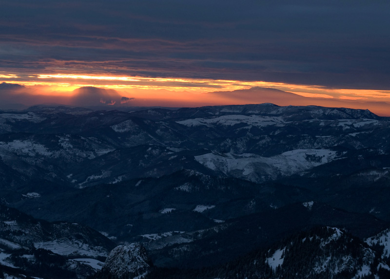 Lever : Le soleil se lève sur les Alpes du Sud, le temps est encore couvert.